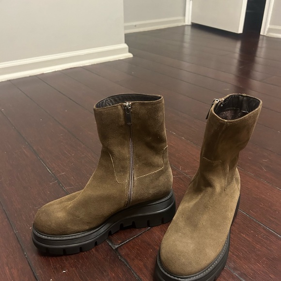 Worn once in house ! In great condition. - Picture 1 of 3